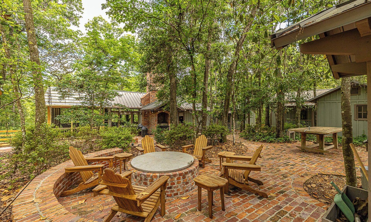 White Oak Cabin | Rustic-Luxe Wilderness Retreat. Sleeps 12. Firepit. Gourmet Kitchen. WIFI.