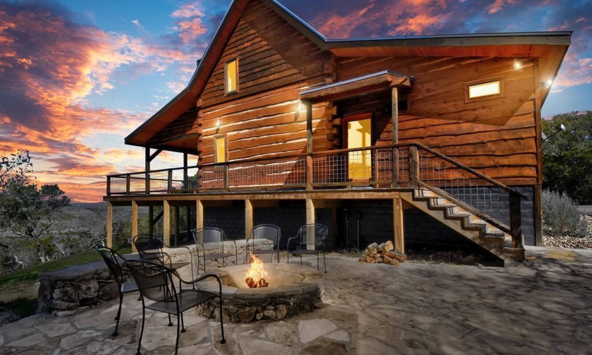 San Marcos Cabin | Rustic meets Luxury with INCREDIBLE VIEWS! Hot Tub, Fire Pit, 2 bedrm/2 bath
