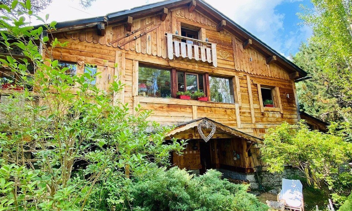 Formigueres Ski Chalet | Rustic Mountain Chalet with Jacuzzi