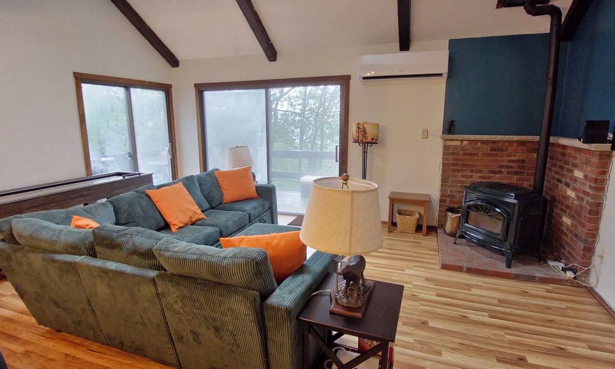Tannersville House | Rustic Mountain Escape. Waterpark, Ski & Views!