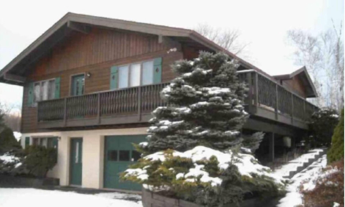 Windham Ski Chalet | Rustic Mountain view Cabin 5 mins to Ski Area!