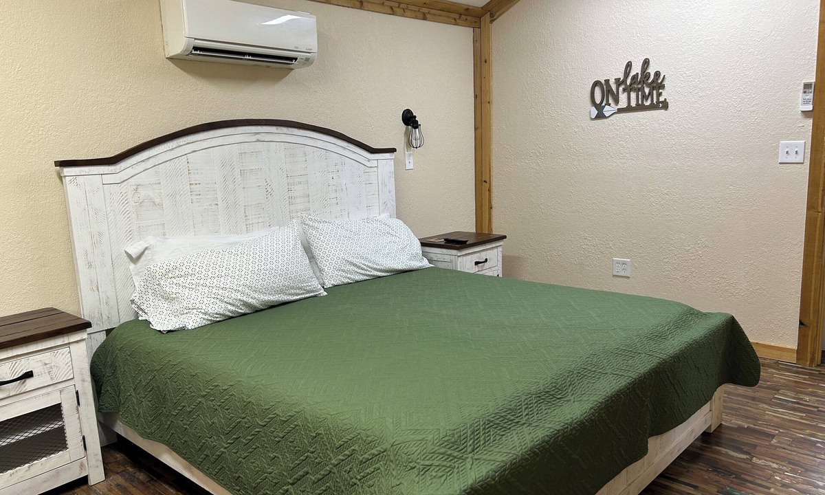 Anacoco Cabin | Rustic one bedroom cabin on South Toledo Bend.