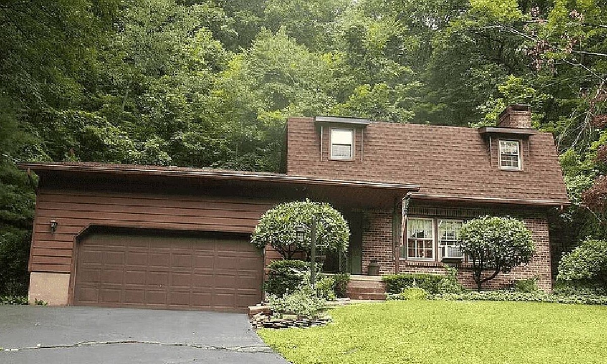 Berwick House | Rustic Peaceful 4 BR Home w/ King Bed/Fireplace!