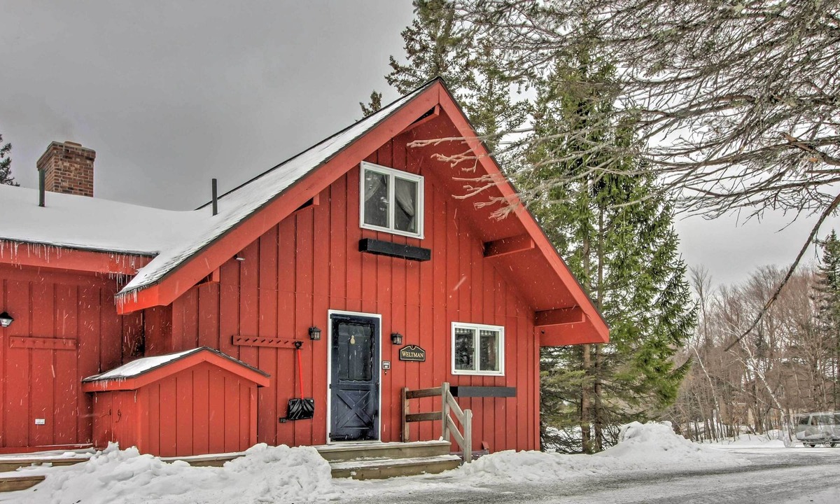 Bromley Mountain House | Rustic Peru Townhome w/Deck - 30 Yards From Slopes