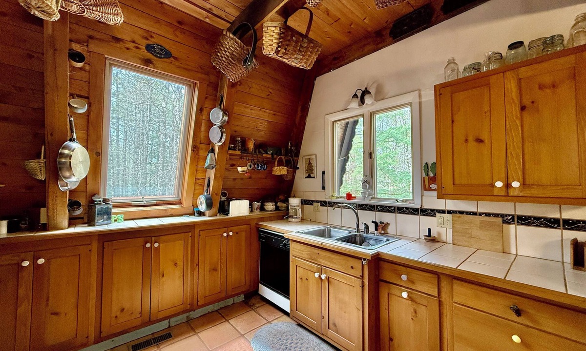Schroon Lake Cabin | Rustic Pine Lodge - Cozy 4 BR Adirondack Escape