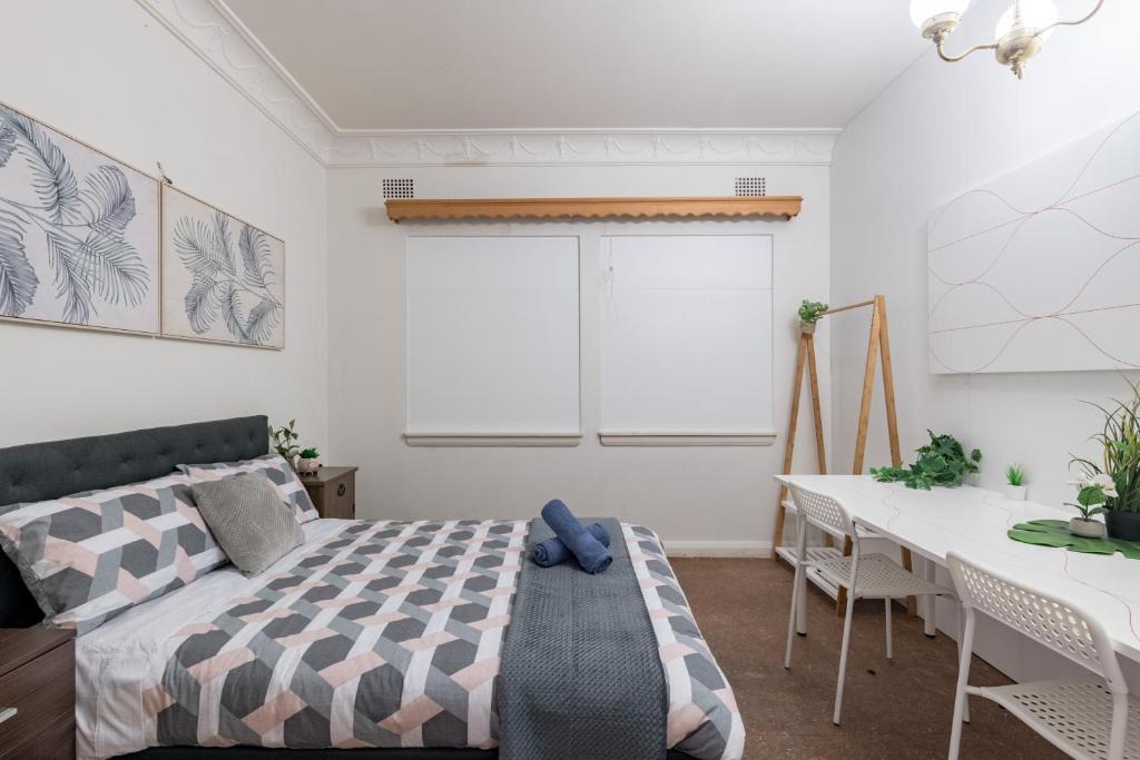 Sans Souci House | Rustic Private Room in Waterfront Beach Retreat 3 - SHAREHOUSE