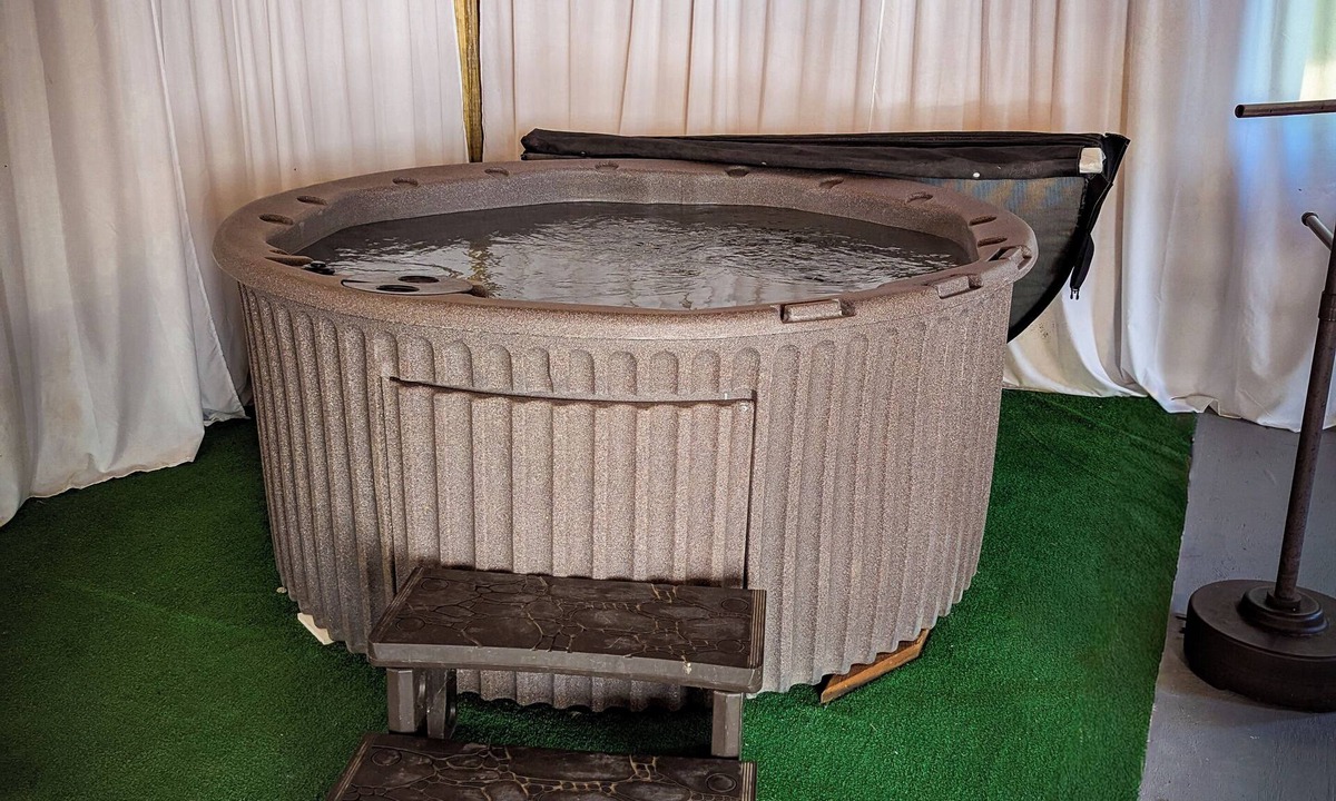 Antrim House | Rustic & Renovated Hot Tub/Game Room Sleeps 8ppl