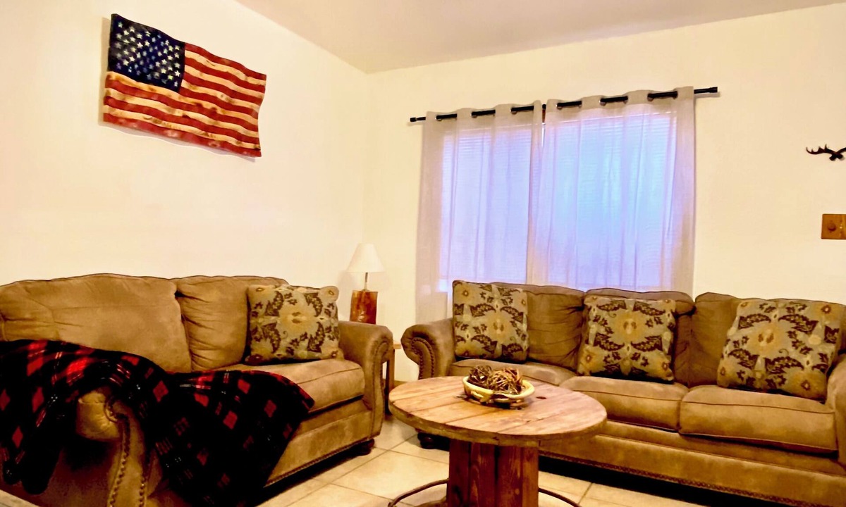 Carlsbad House | Rustic Retreat Cozy 2BR Fast Wi-Fi, Private Yard, Fully Stocked!