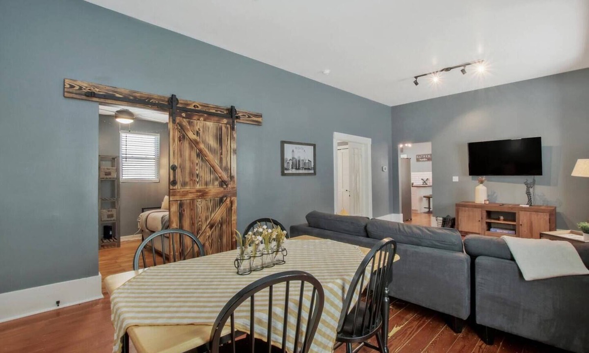 Wichita House | Rustic Retreat - Cute and Cozy! King! Centrally located