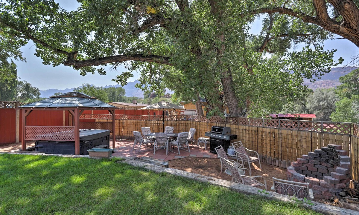 Moab South Valley House | 'Rustic Retreat' Moab Townhome w/Grill & Fire Pit