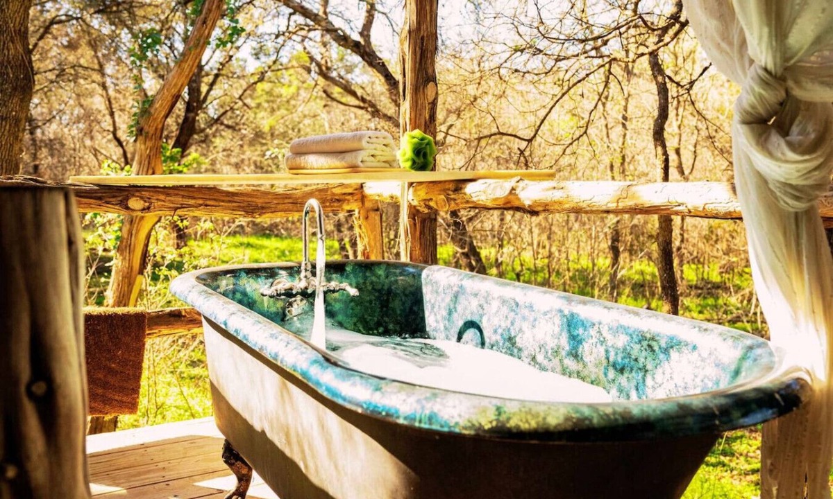 San Marcos Cabin | Rustic Retreat: Tub, Firepit, Porch Swings & Pool