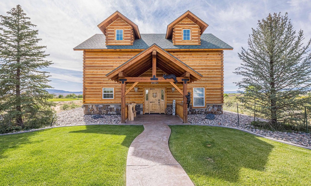 Mesa County House | Rustic Retreat: Unplug and Unwind