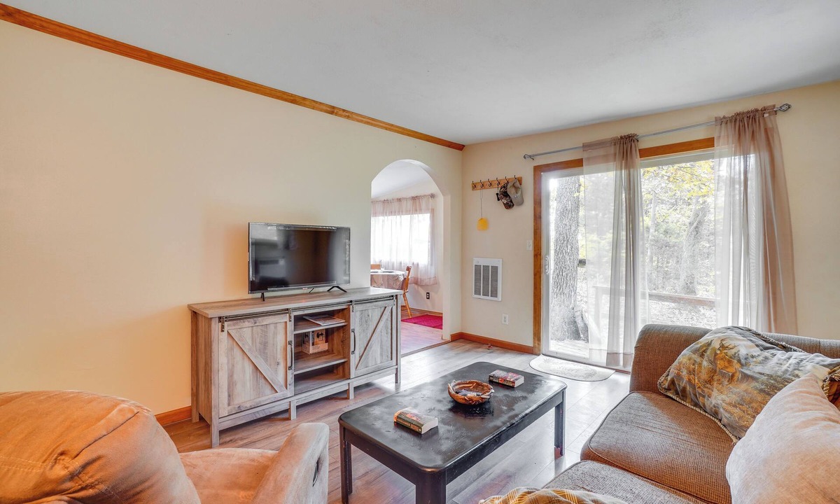 Shell Knob Cabin | Rustic Retreat w/Deck: 1 Mi to Table Rock Lake