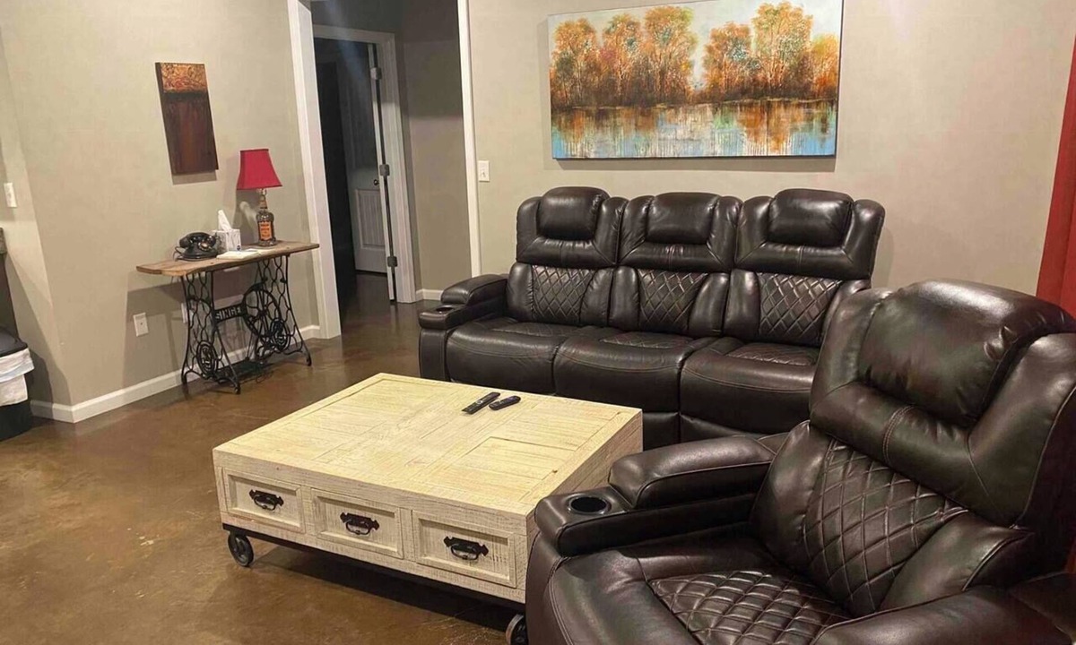 Jonesboro Apartment | Rustic Retreat w/king - close to downtown : C