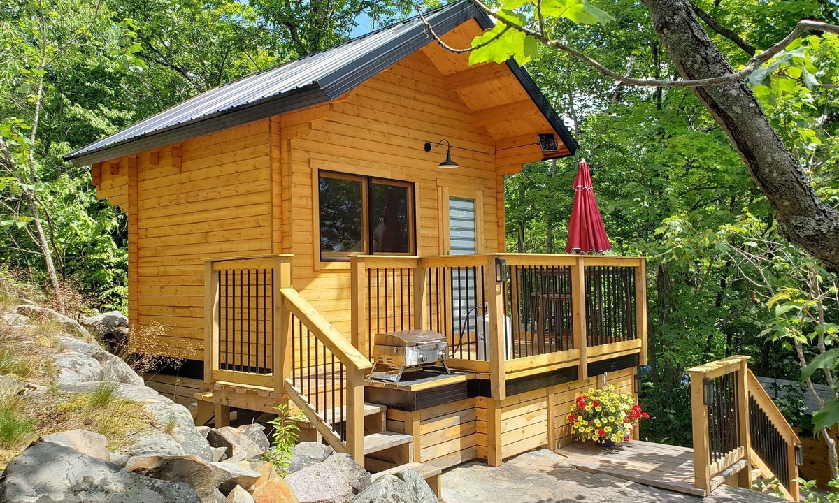 Blind River Cabin | Rustic retreat ( water access only) 12 min North of Blind River