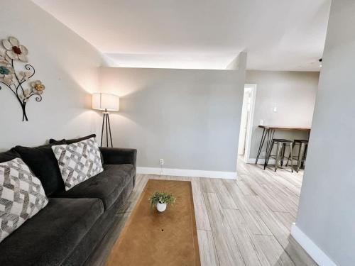 Poinciana Park Apartment | Rustic Retreats Cozy 1BR for 4 guests minutes from Las Olas