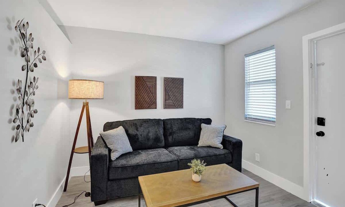 Poinciana Park Apartment | Rustic Retreats 1BR minutes from Las Olas