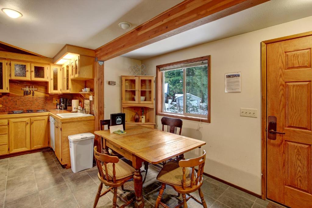 Baring House | Rustic River Paradise - One Bedroom Cabin