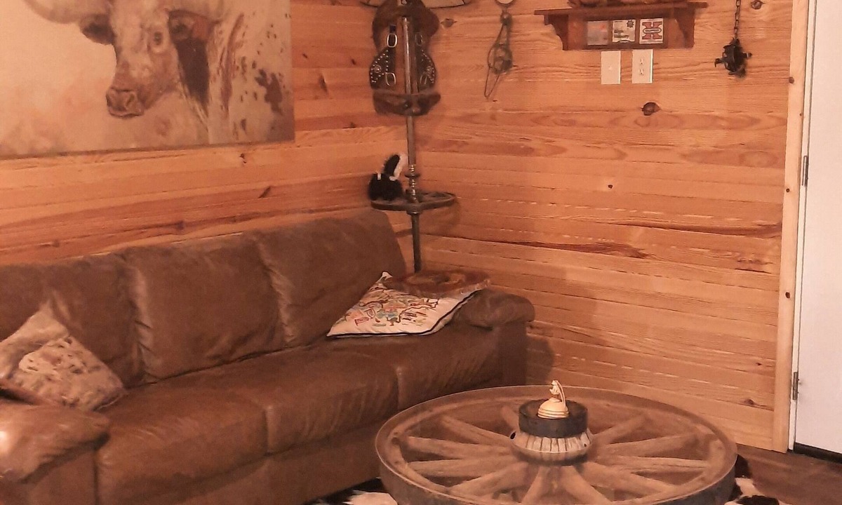 Lafayette County House | Rustic romantic lakefront cabin!