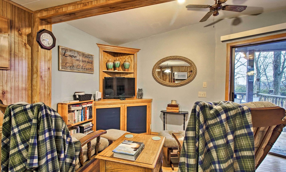 Umber View Heights Cabin | Rustic Stockton Lake Cabin Half Mile to Lake!