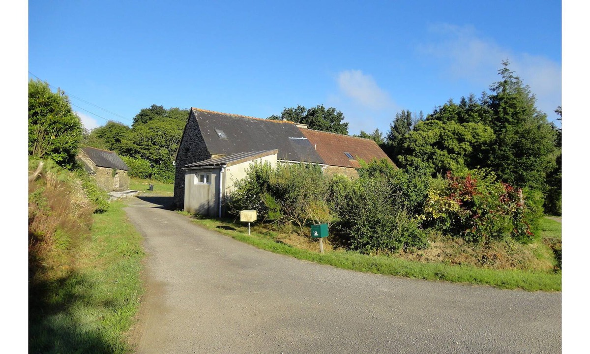 Merleac House | Rustic stone house in pretty surroundings.