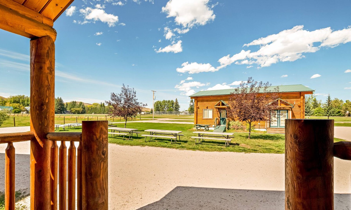 St. Charles Cabin | Rustic studio w/ a kitchenette plus shared sports courts, grills, & more