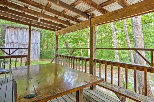 Taswell House | Rustic Taswell Cabin: Grill + Walk to Patoka Lake!