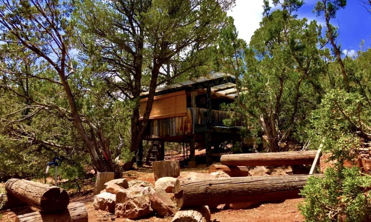 Zuzax Cabin | Rustic Tree House Rental with a Fire Pit in Bernalillo County, New Mexico