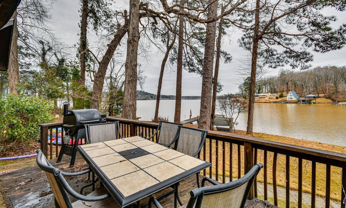 Valley Cottage | Rustic Valley Cottage w/Swim Dock on Lake Harding