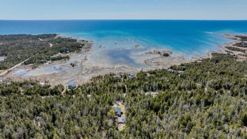 Northern Bruce Peninsula House | Rustic Vibes w Pool and Hot Tub - Tobermory