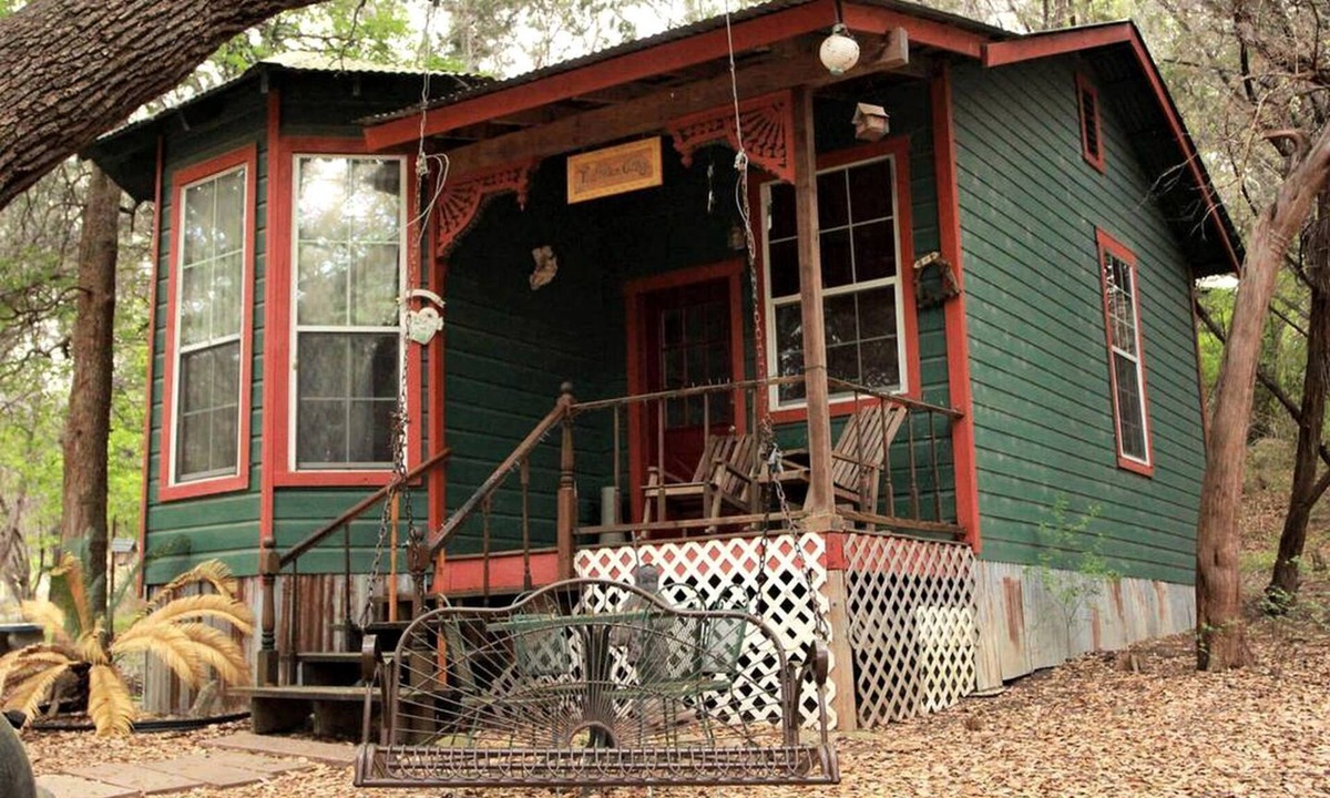 Marble Falls Cottage | Rustic Victorian-Style Cottage Rental with Clawfoot Bathtub on Hamilton Creek, Texas