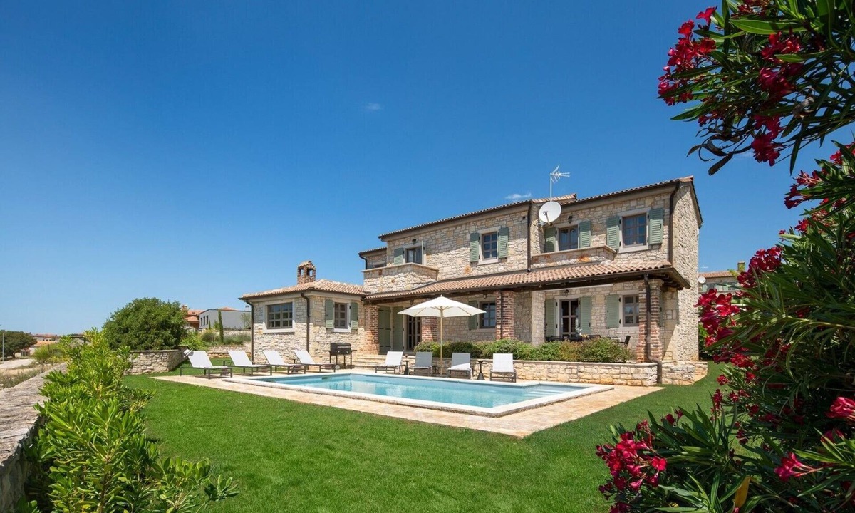 Sveti Lovrec Villa | Rustic Villa Rorripa & Reichardia with 2 pools, bbq, pets, family