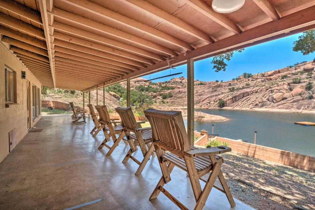 Llano House | Rustic & Western House on Lake - Swim & Fish!