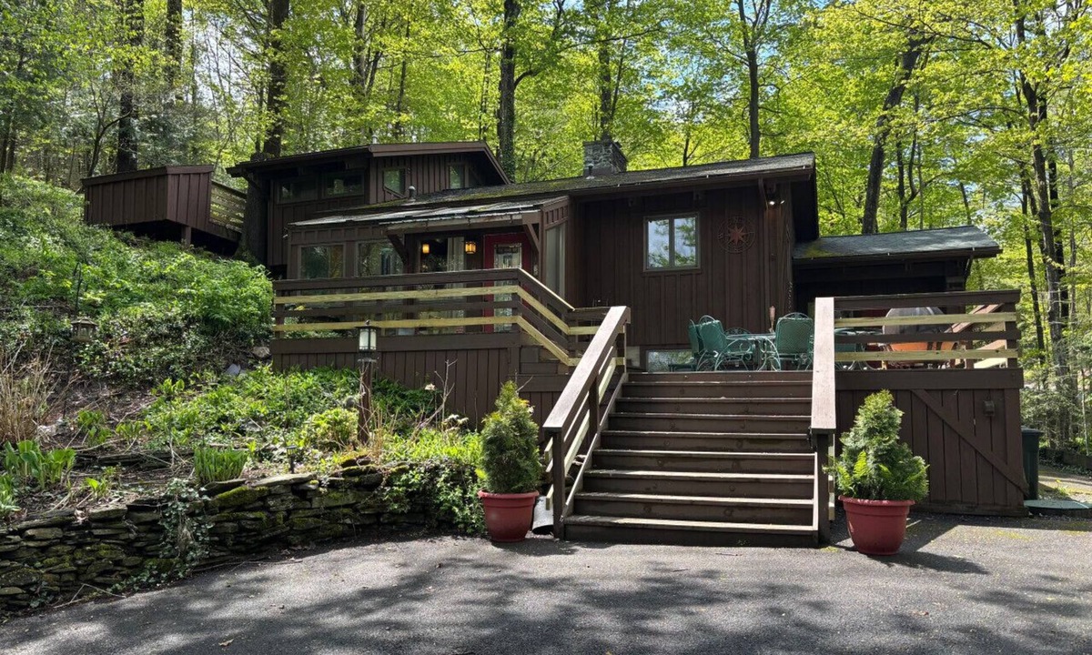Jamesville House | Rustic Woodland Home | Hot Tub | Stream | Nature