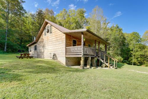 Palestine House | Rustic, Woodsy Cabin in Palestine w/Pool Table!