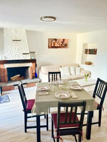 Contone Apartment | Rustico di Pietra con Camino nel Borgo Antico