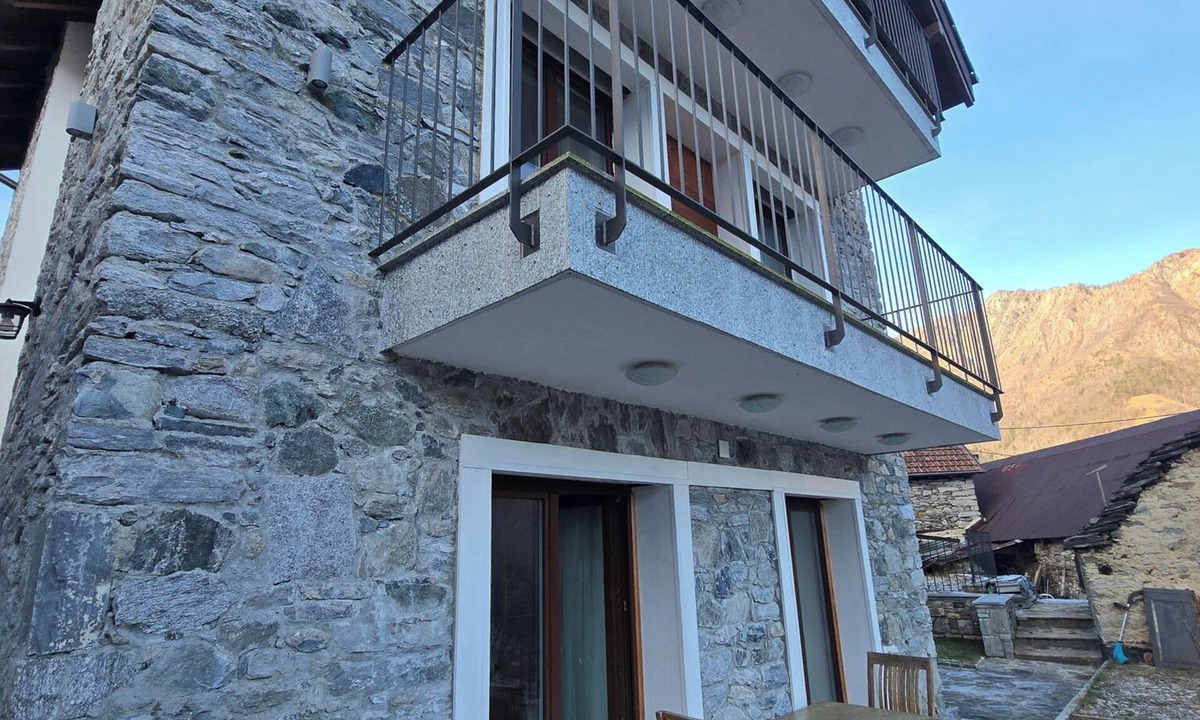 Palagnedra House | Rustico Musta Ferienhaus mit Sauna, Garten & Berg-/Talblick bei 4* in Palagnedra