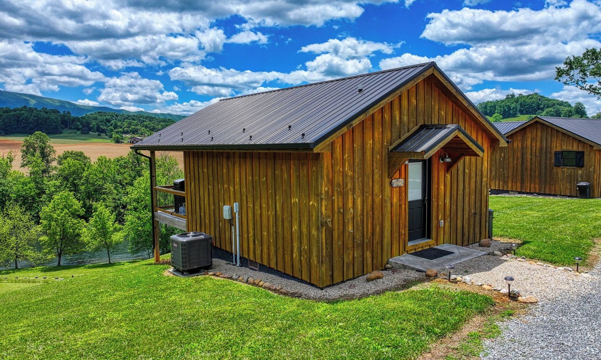 Bristol Cabin | Ruth's Retreat on South Holston River