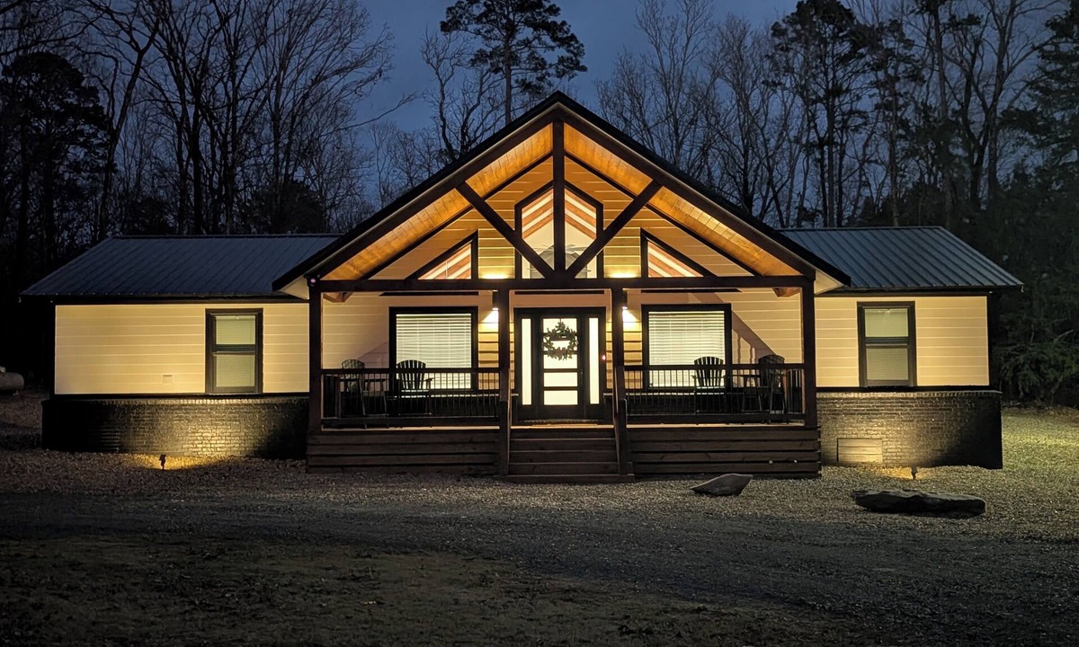 Golden House | Ruvic Retreat — The Perfect Luxury Getaway. Secluded, No Neighbors w/Hot Tub