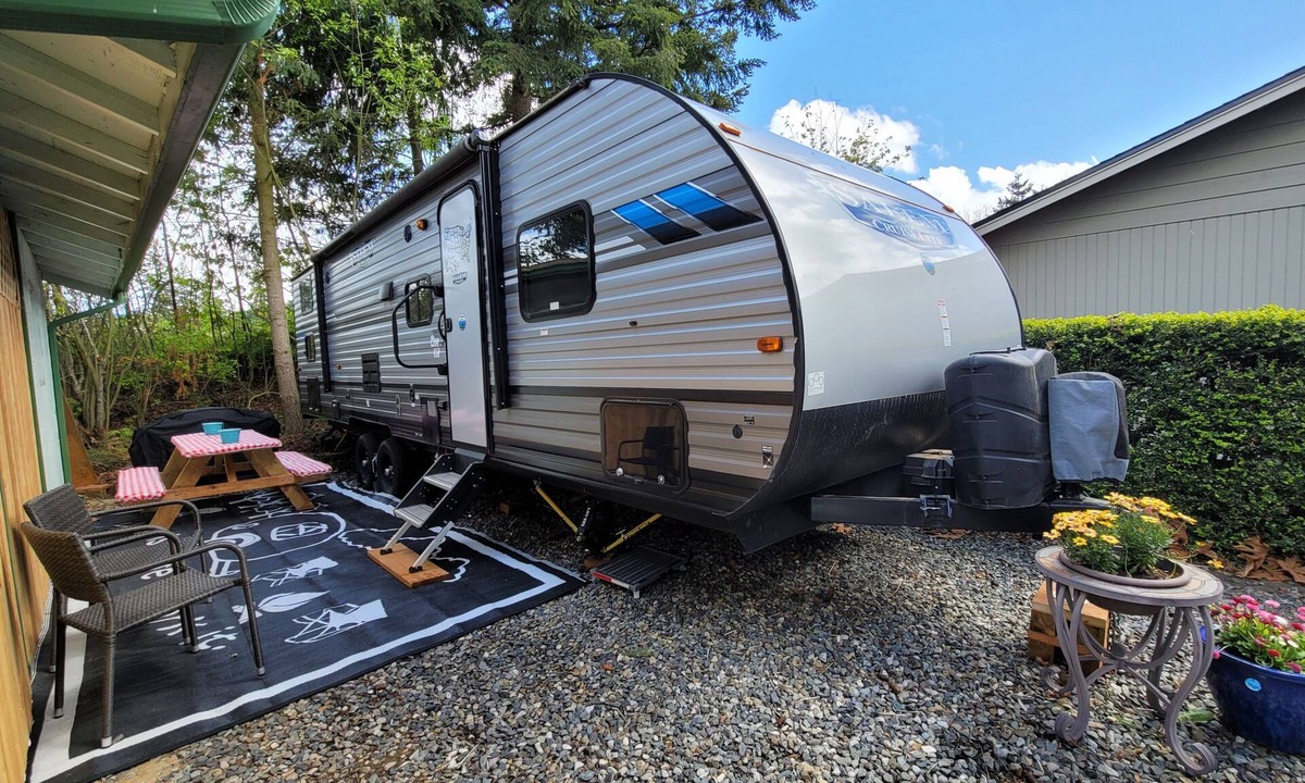 Eatonville House | RV Glamping in the Heart of Downtown Eatonville with a Mountain View