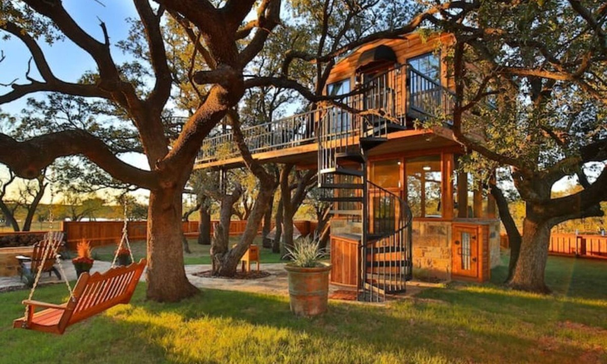 Baird House | Ryders Treehouse is the ultimate couples romantic private ranch stay!