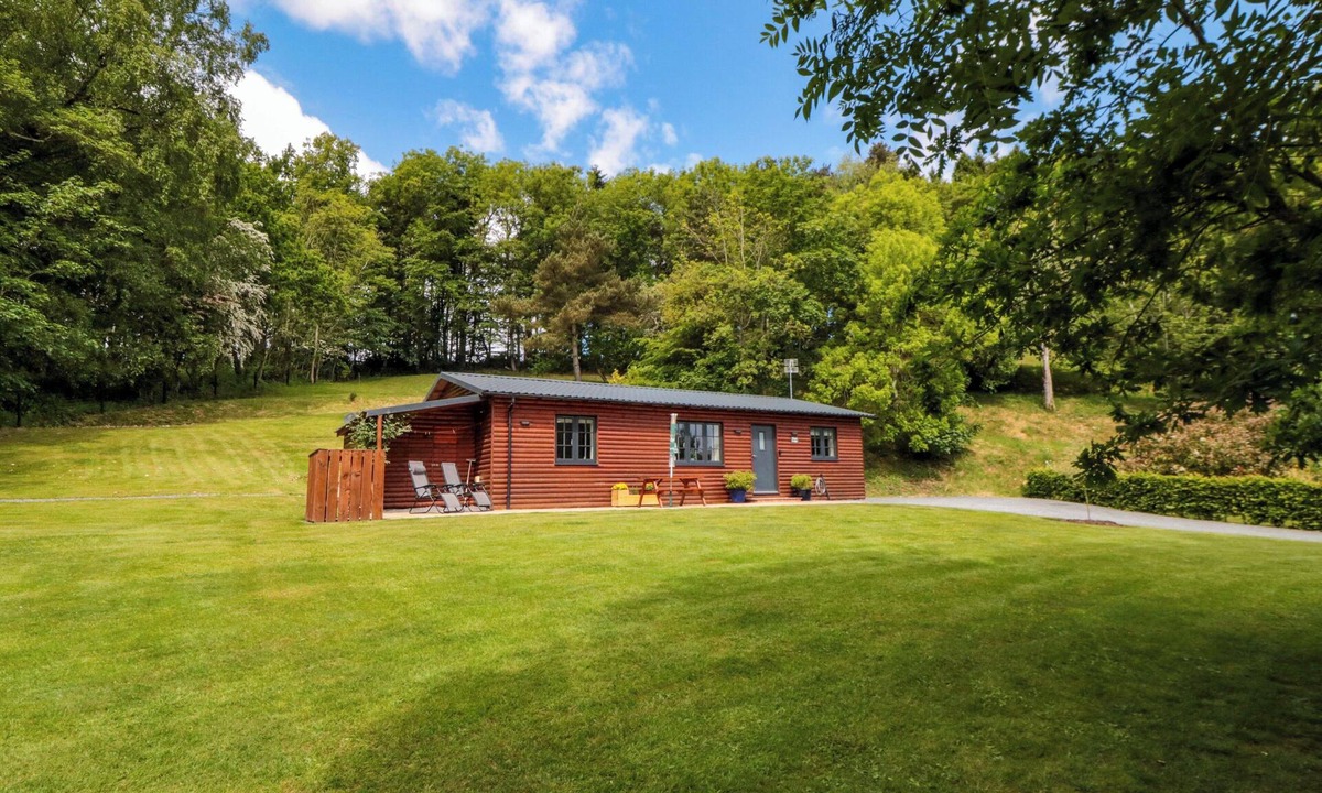 Kirkbymoorside Cottage | RYEDALE COUNTRY LODGES - HAZEL LODGE, pet friendly in Kirkbymoorside