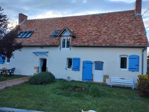 Marigne-Laille Bed & Breakfast | Séjour en famille chez l'habitant dans longère, 2 chambres double avec berceau et possibilité lit pliant 1 personne, relais motard