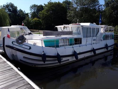 Chenille-Change Boat Rental | Séjour vintage sur pénichette à quai - 3 cabines/7 pers. - API-1-46-22