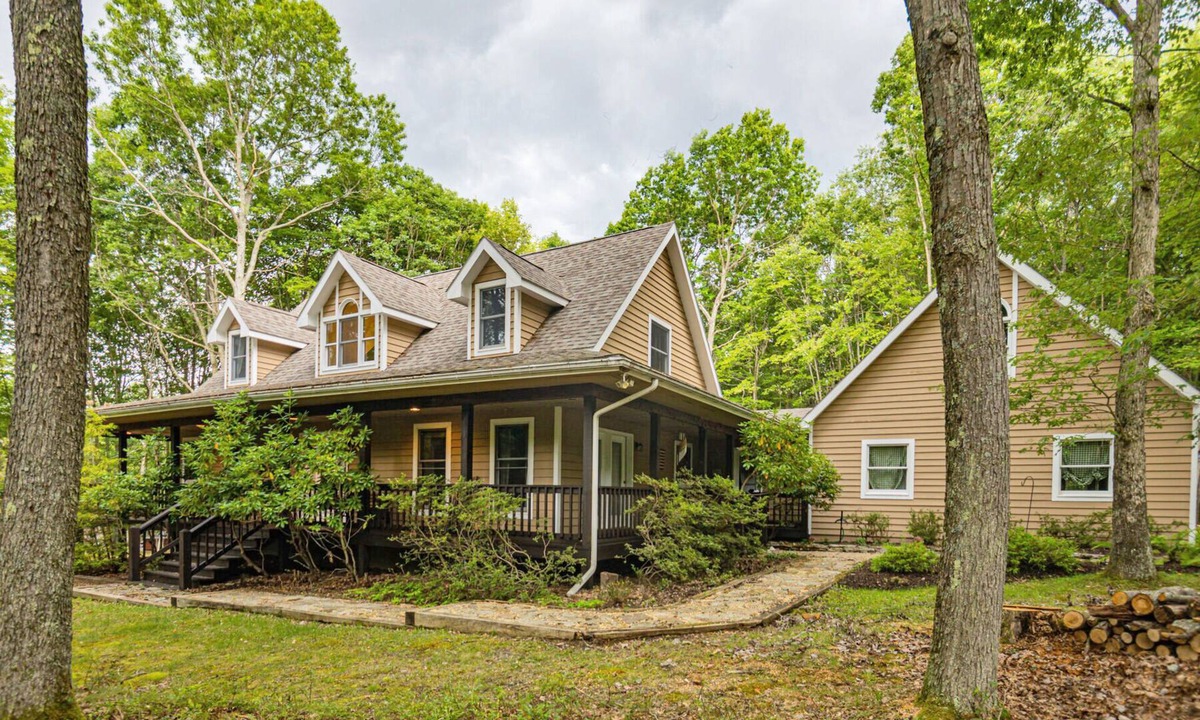 Blakeslee House | S'more Fun | Community Pool, Boat Slip + Pet-Friendly