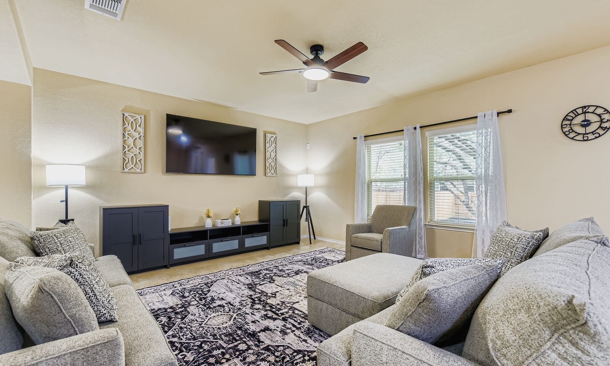 West San Antonio House | SA Home Sweet Home 4BR/3.5BA Lackland BMT Riverwalk 1G Internet EV Charger