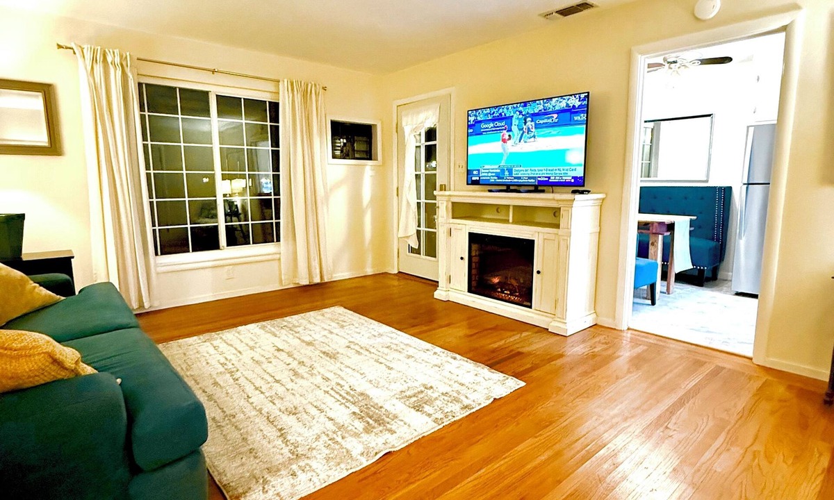 East Sacramento House | Sac River Retreat, Garage, Yard, Wi-Fi, 5 Star
