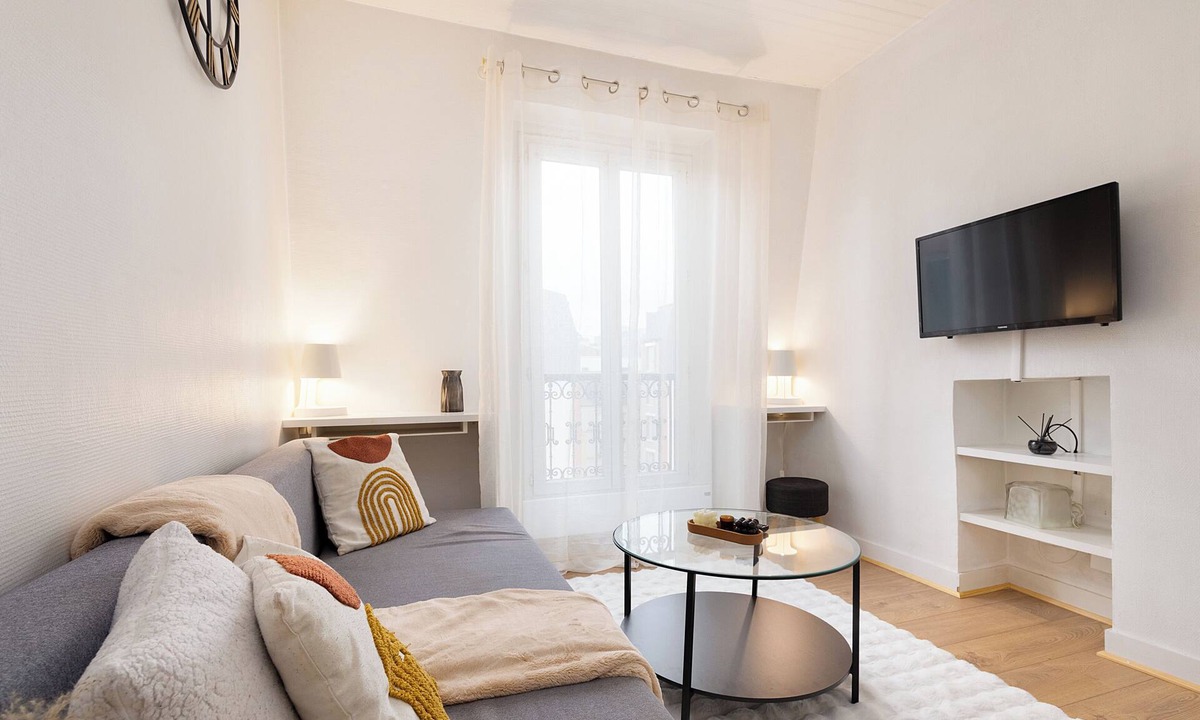 Clichy Hotel | Sacré-Coeur view, 2 min from Paris, Netflix & Cosy