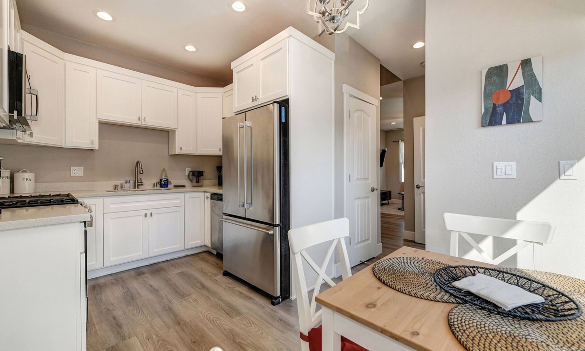 North Oak Park House | Sacramento Two-Story Condo Near Oak Park Brewing!