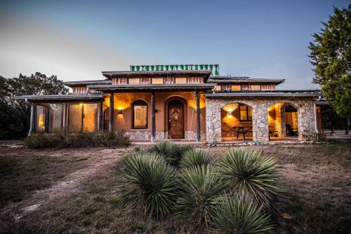 Hunt House | Sacred River Retreat For 12ppl